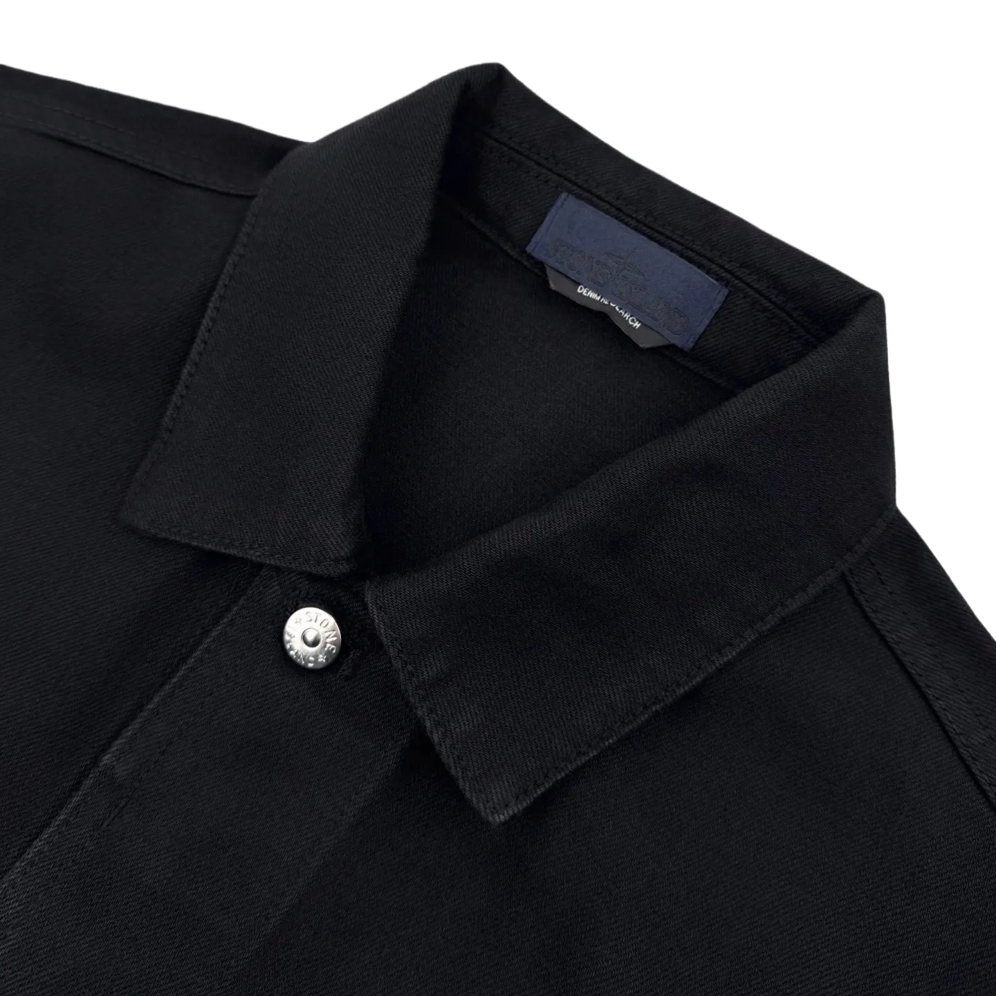 P490 Stone island double-pocket badge denim jacket (black). The original product was purchased for RMB 6,300. The fabric is made of custom-made high-density twill denim. It is full of texture and comfortable to the skin. It is painted with classic retro black and is full of natural purity. The front chest pocket is cut into the front with a golden ratio. A pragmatic reconstruction of the ritual sense. The iconic Stonesland badge is embellished on the sleeve, like a unique medal, highlighting the brand's imprint. Simple lines outline a neat silhouette, outlining a casual and free style. The workwear gene is infused with luxury DNA, simple charm, versatile charm, using imported machine embroidery technology. Using advanced computer control systems and precision mechanical components to realize the Stonesland badge embroidery operation with high precision. The lines are smooth and delicate. The whole garment is washed with Zhongxiao. Use a special solution to remove stains and slight fading. Snow wash to remove fading through strong washing. To make the color more uniform, the entire piece of clothing is stitched using an embedded clamp machine. The embedded clamp machine can control the distance between the two needles by changing the needle position, so that the stitching can be seamless, smooth and tidy. Size:S-M-L-XL
